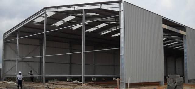 Charpente métallique d'un hangar industriel